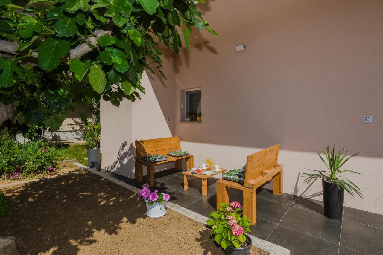Lovely Apartment M&K In Peaceful Area - 자다르 외부 사진